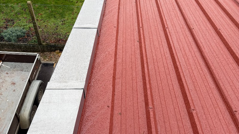 Réfection d'une toiture en Panneaux Sandwitchs/Couvertine en zinc naturel finition Coulisseaux