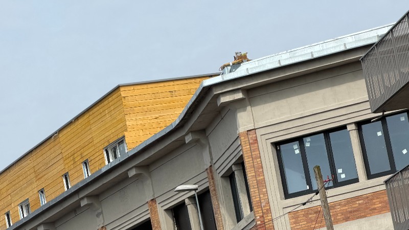 Chantier de Zinguerie avec entablement en Zinc naturel VMZINC