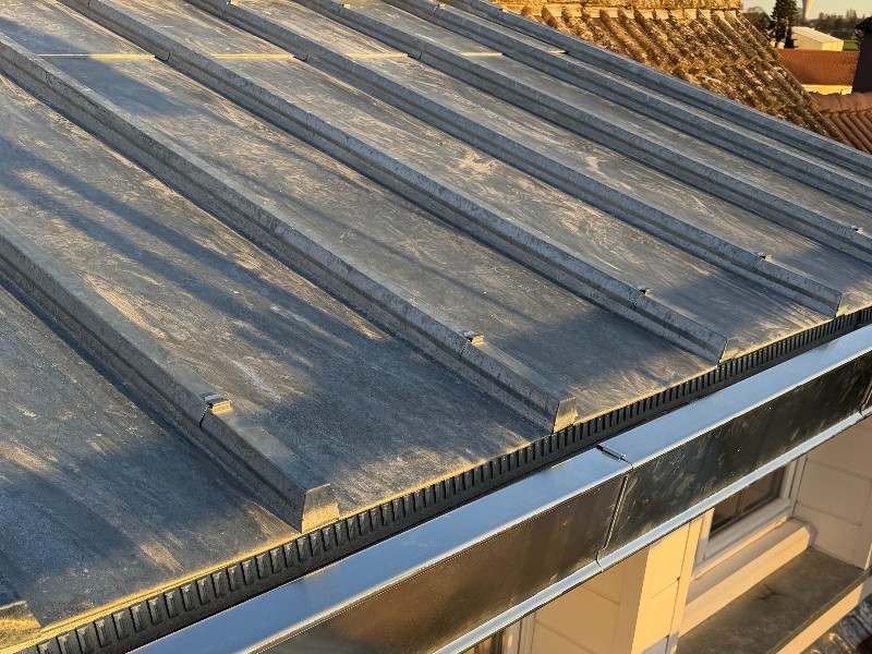 Réfection d'une toiture en Couverture à tasseaux en Zinc naturel VMZINC